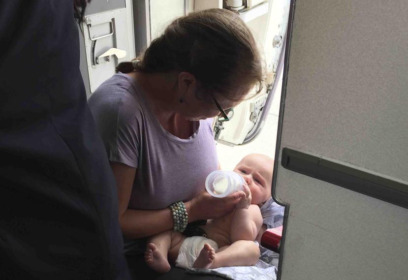 Emily France tuvo que salir del avión en el que se encontraba para refrescarse ella y su bebé de cuatro meses. Posteriormente, el bebé perdió el conocimiento debido al calor dentro del avión. (AP)