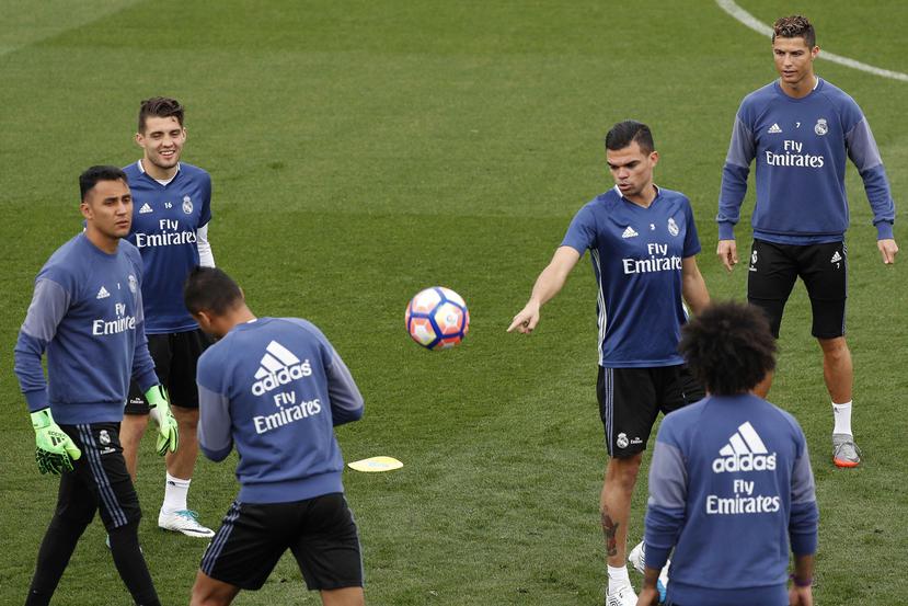 Los jugadores del Real Madrid Marcelo, Casemiro, Keylo Navas, Kovacic, Pepe y Cristiano Ronaldo, durante el entrenamiento que el equipo realizó en la Ciuddad Deportiva de Valdebebas. (EFE)