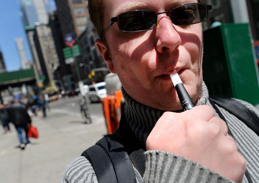 Un hombre fuma un cigarrillo electrónico por las calles de Nueva York. (EFE)