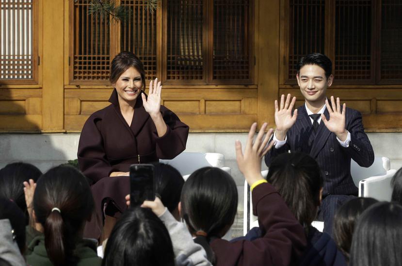 Melania Trump no paraba de sonreír ante la reacción de las adolescentes por la presencia del cantante Choi Min-ho.  (AP)