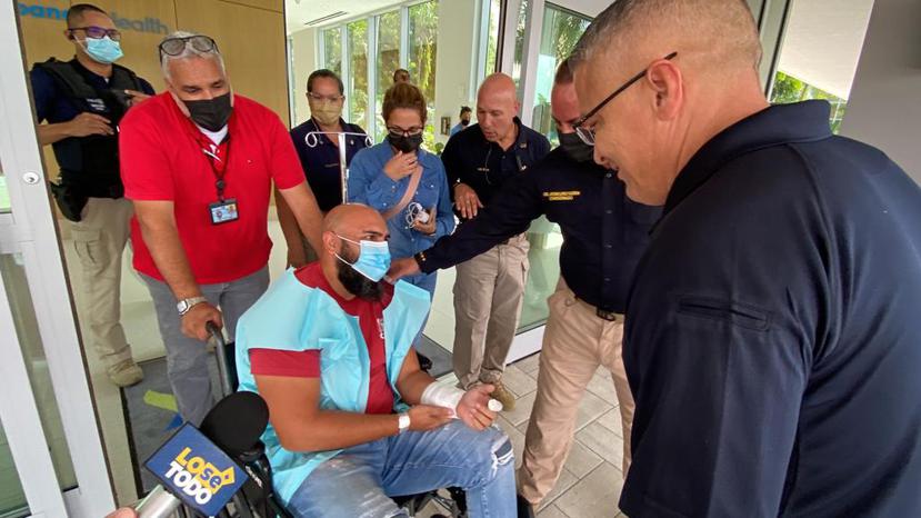 Agent Alfredo González is greeted by the Police Commissioner, Antonio López Figueroa, and the Secretary of Public Security, Alexis Torres, upon leaving the hospital in Dorado, after being one of two officers shot by suspects in an assassination attempt in Toa Baja.