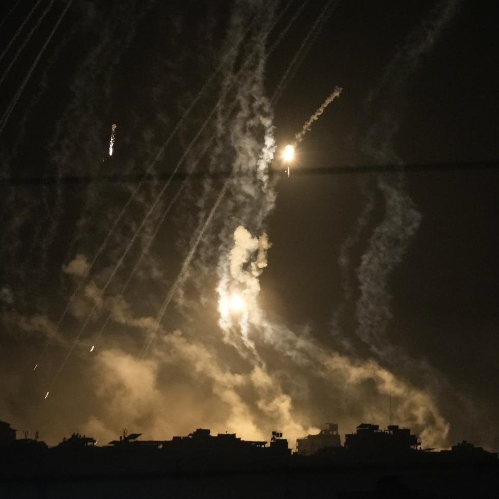 Humo se leventó sobre la Ciudad de Gaza, el viernes, durante un ataque aéreo de parte de Israel.