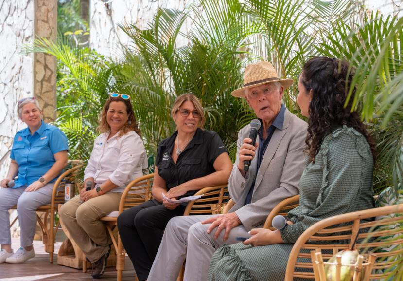 Desde la izquierda, Frances Candelas, Juliann Rosado Pagán, Debbie Feliciano, el doctor Richard Murphy y Camille Arroyo, de Ambassadors of the Environment.
