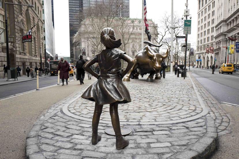 La estatua de la niña de 1.3 metros (4 pies) con las manos a las caderas iba a ser solo una exposición temporal cuando State Street, una firma con sede en Boston, la colocó allí en marzo del 2017. (AP)