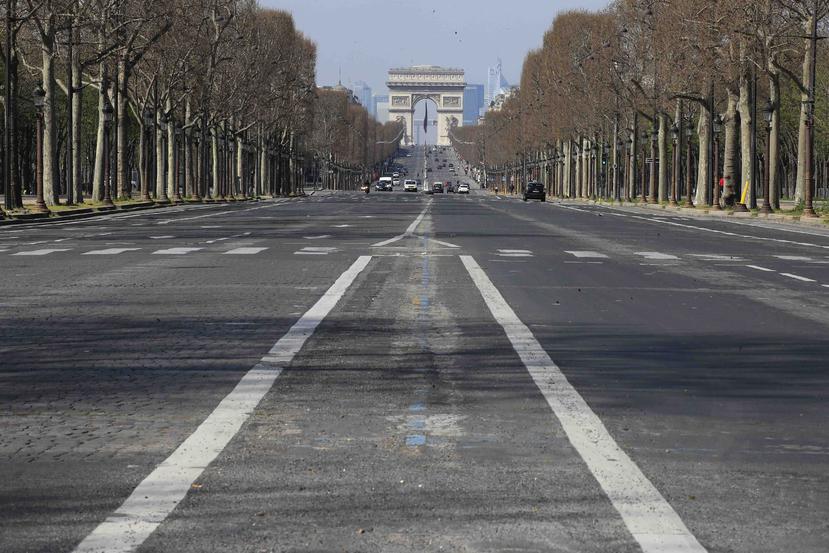 Desierta la avenida Campos Elíseos en París. (AP)