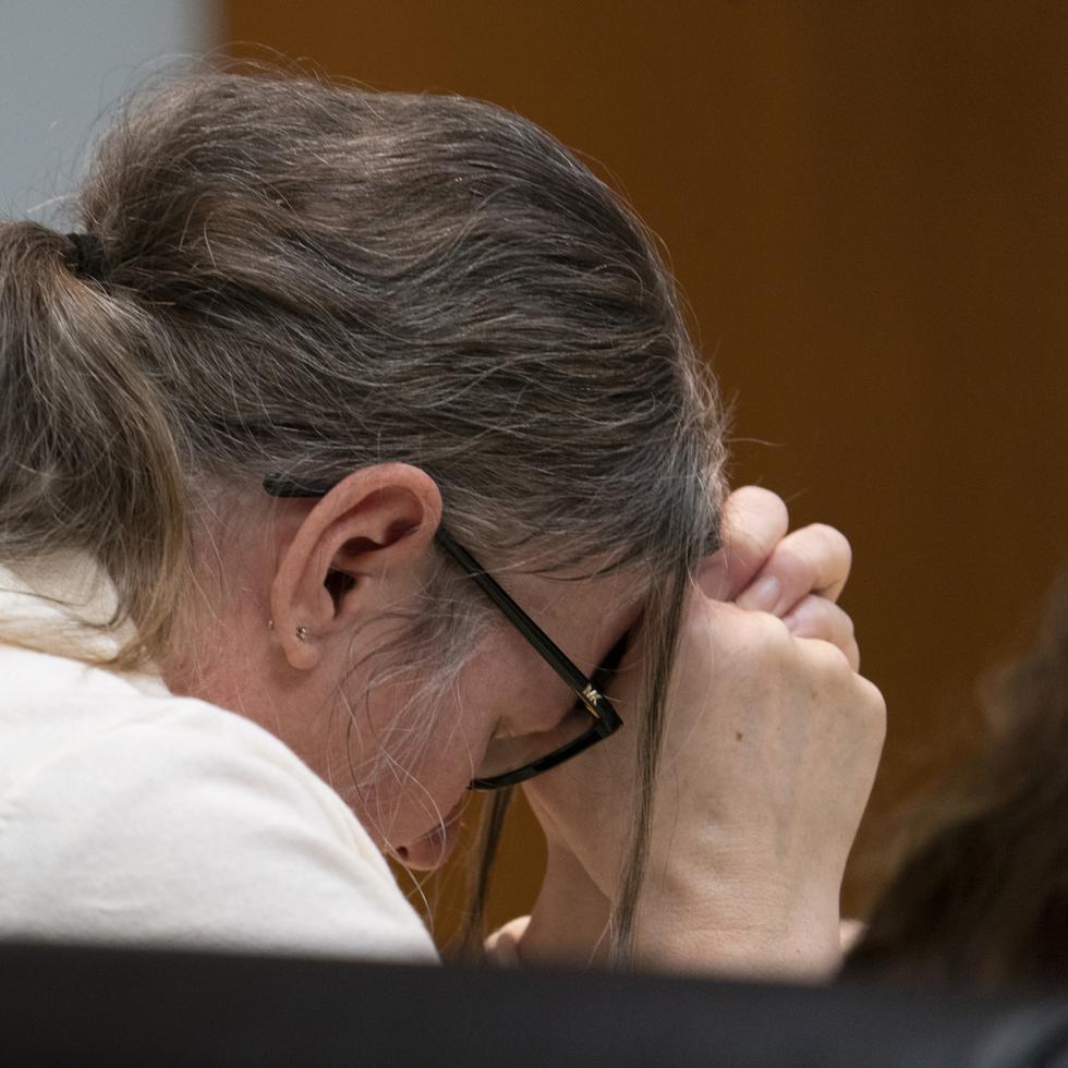 Jennifer Crumbley llora mientras se proyecta un video de vigilancia ante el jurado, en el que se muestra el tiroteo de 2021 en la Secundaria Oxford en el tribunal del condado de Oakland.