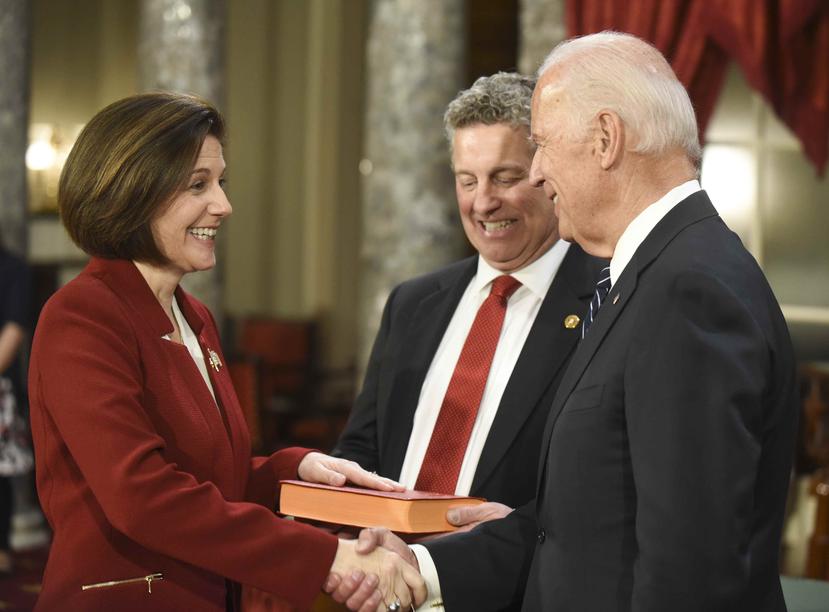 Catherine Cortez Masto saluda al vicepresidente Joe Biden en la ceremonia de juramentación del Senado. (AP Photo / Kevin Wolf)