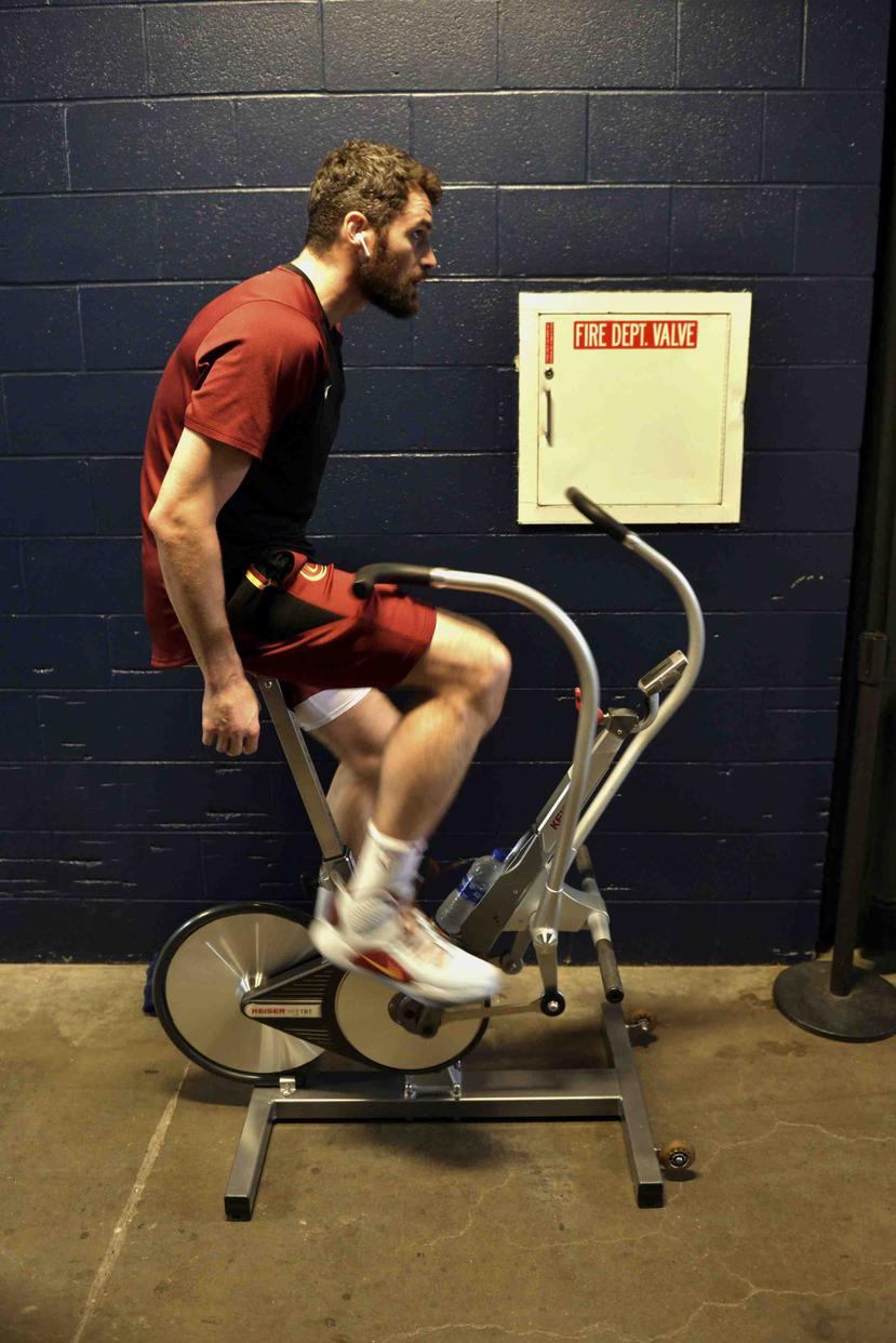 En imagen de archivo del 26 de diciembre de 2018, el ala pivote Kevin Love, de los Cavaliers de Cleveland, se ejercita en una bicicleta estacionaria. (AP)