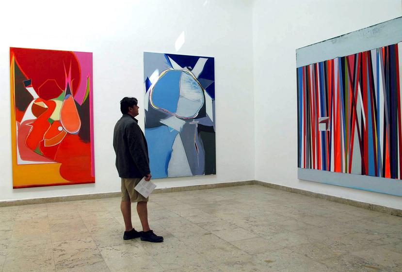 Un hombre observa los trabajos del artista alemán Thomas Scheibitz, en la 51 edición de la Bienal de Arte de Venecia, Italia, en 2005. (Archivo EFE)