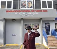 Osvaldo Gil posa frente al edificio de la Federación de Béisbol de Puerto Rico.