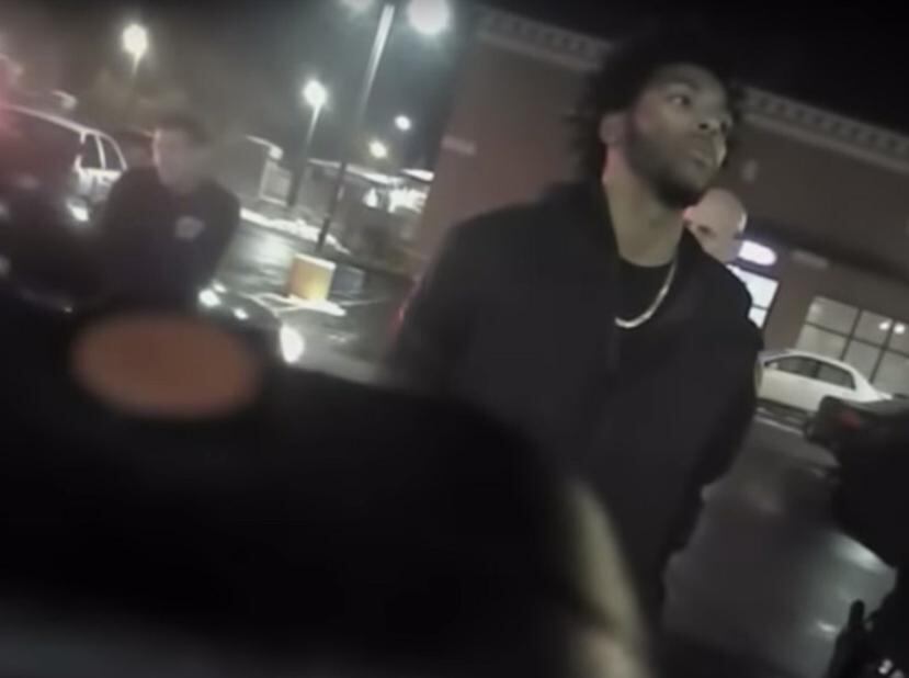 Captura de un video de cámara personal cedido por el Departamento de Policía de Milwaukee que muestra al guardia de los Milwaukee Bucks Sterling Brown después de ser esposado y sometido con una descarga eléctrica durante su arresto. (EFE)