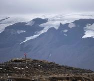Un hombre se detiene en su ascenso a la cumbre de lo que alguna vez fuera el glaciar Okjokull, en Islandia. (AP/Felipe Dana)