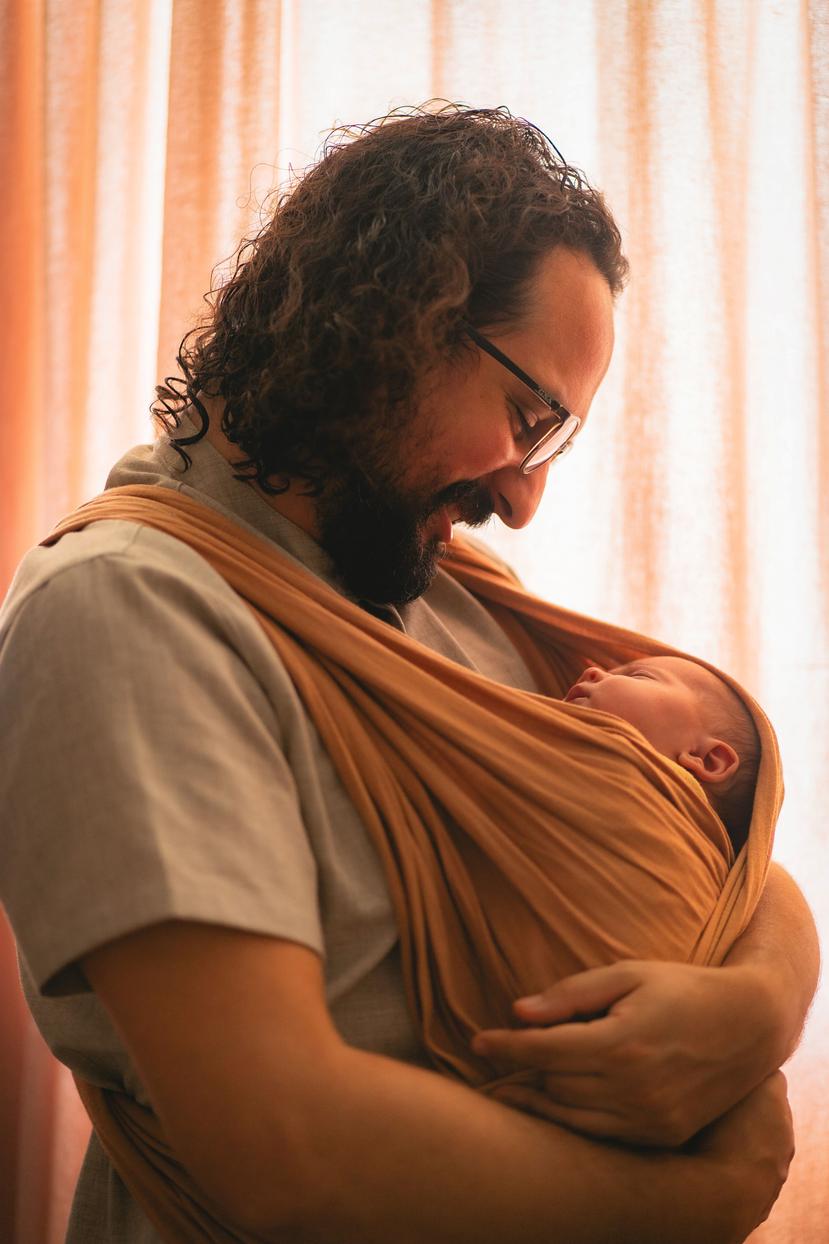 Fernando Samalot cargando a su hija de apenas tres semanas de nacida.