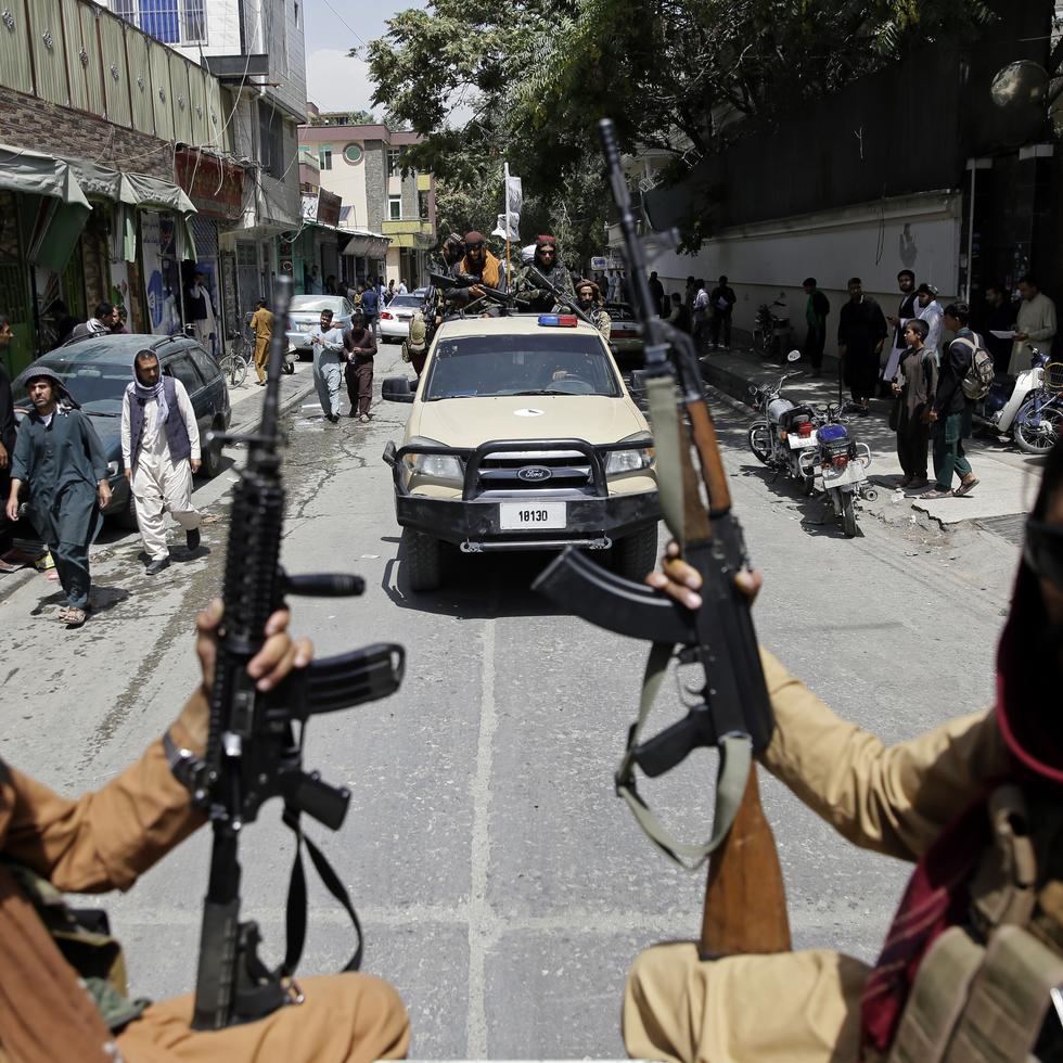 Combatientes del Talibán armados patrullan Kabul, Afganistán, el jueves 19 de agosto de 2021.