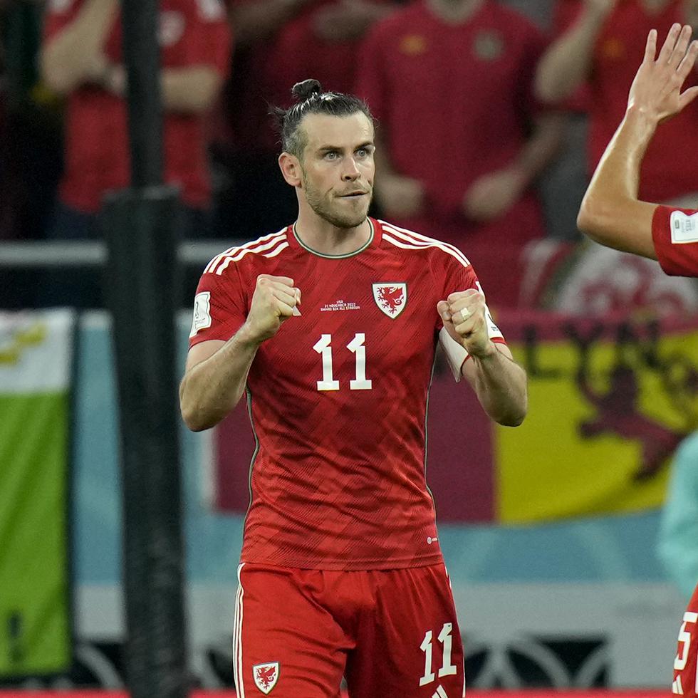 Gareth Bale (11), de Gales, celebra con Ethan Ampadu después de anotar el primer gol de su equipo desde el punto de penalti en un encuentro de la Copa ante Estados Unidos.