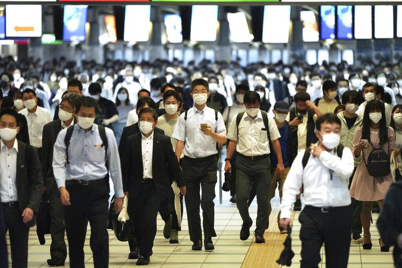 Imagen de archivo de viajeros con mascarilla durante la pandemia del coronavirus en Tokio, Japón.