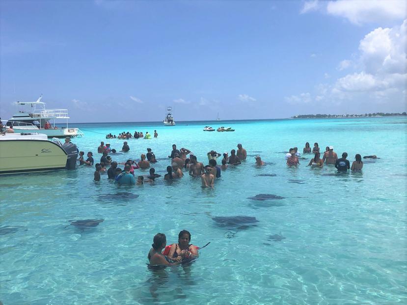 Por lo regular las excursiones para nadar con mantarrayas duran de tres a cuatro horas y algunas incluyen “city tour”. (Gregorio Mayí / Especial para GFR Media)