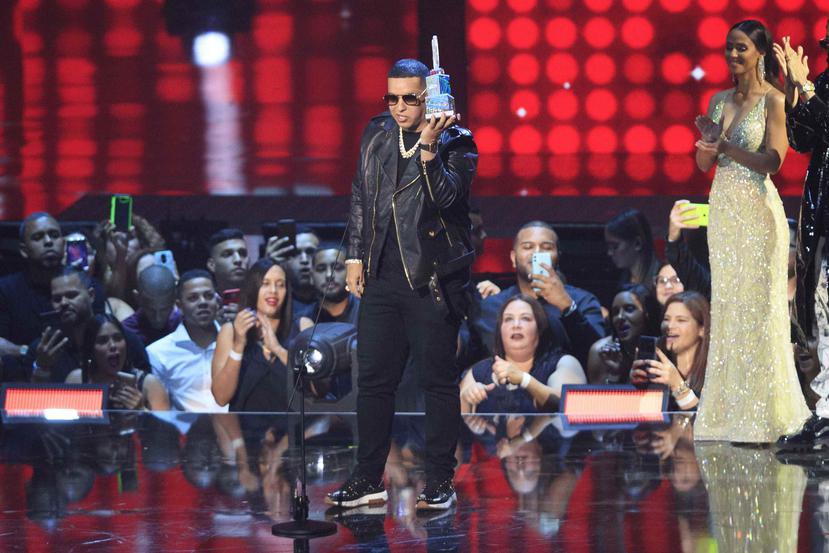 Daddy Yankee recibió un premio por superar los mil millones de reproducciones en You Tube. “Gracias Puerto Rico. Este premio se lo dedico a los veteranos  y a los nuevos talentos”.

