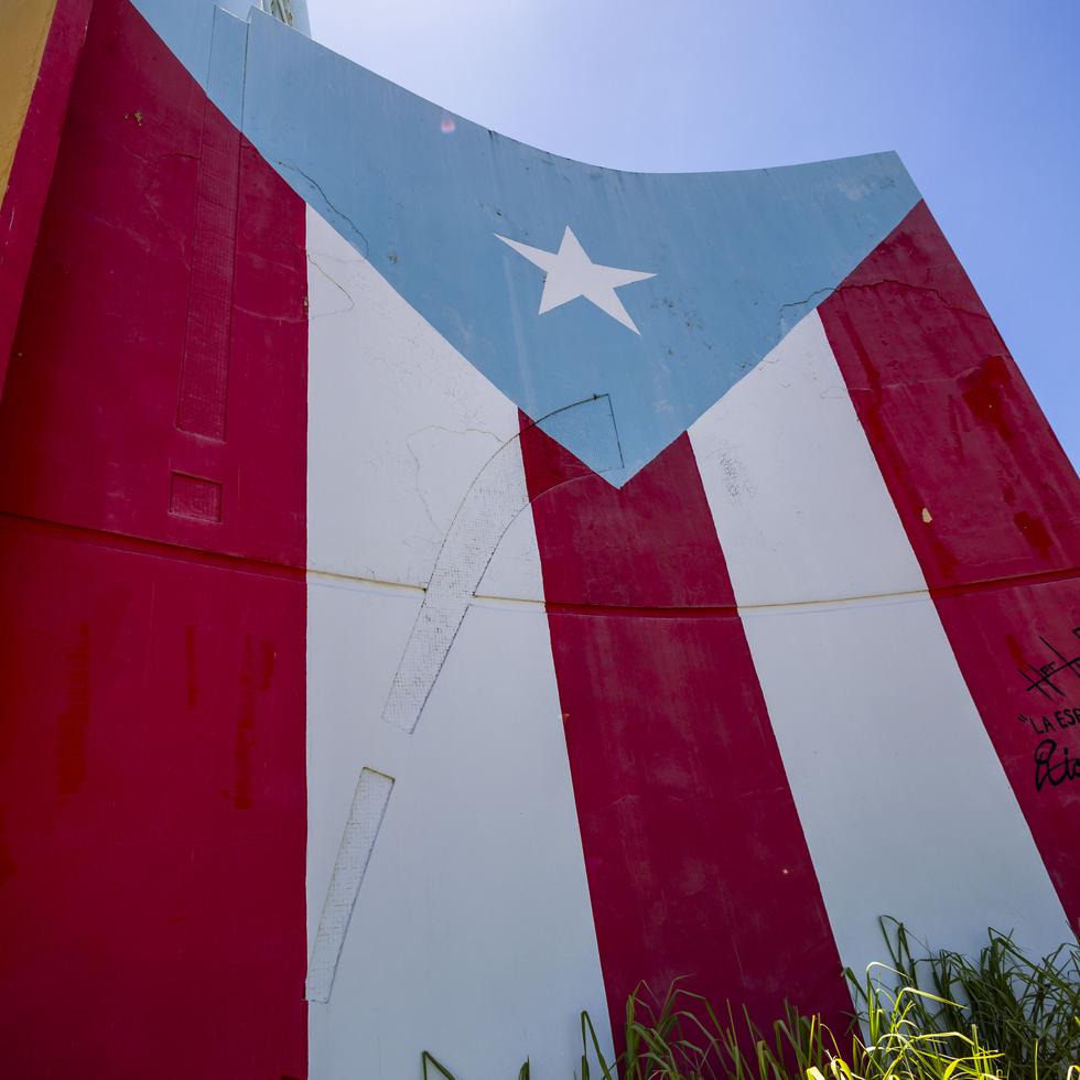 Bandera de Puerto Rico pintada por Héctor, en la Avenida Boulevard, en Levittown, Toa Baja.