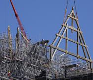 Una grúa levanta un enorme marco de roble en la catedral de Notre Dame de París, el martes 11 de julio de 2023 en París. Los paneles se volverán a montar en la parte superior de Notre Dame para reemplazar el techo que las llamas convirtieron en cenizas en 2019.