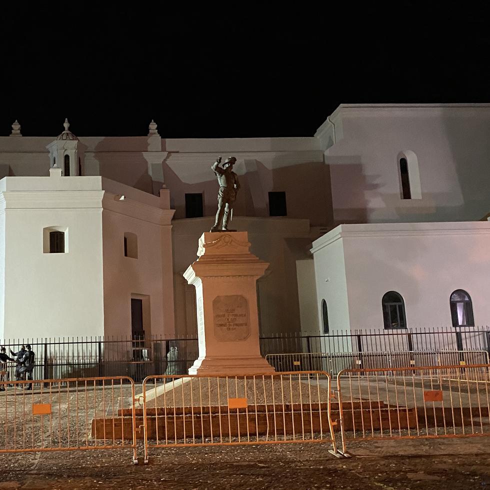 La estatua de Juan Ponce de León amaneció el martes con una cerca y custodiada por oficiales.