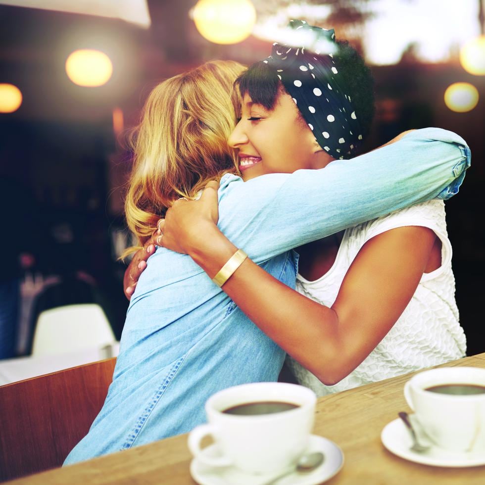 La conexión y el amor que surge en el día con las amistades, se identifica a largo plazo con un mayor bienestar, además de ayudar a crear mejores relaciones interpersonales y fortalecer la empatía.