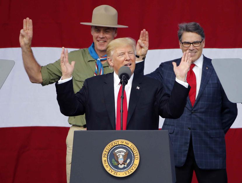 El presidente estadounidense Donald Trump habló a los Boy Scouts acompañado del secretario de Interior y exboy scout, Ryan Zinke (izquierda), y el secretario de Energía, Rick Perry, en Glen Jean, Virginia Occidental. (AP)