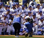 Los integrantes de los Dodgers posan con sus anillos de campeonato de Serie Mundial en el terreno del Dodger Stadium.