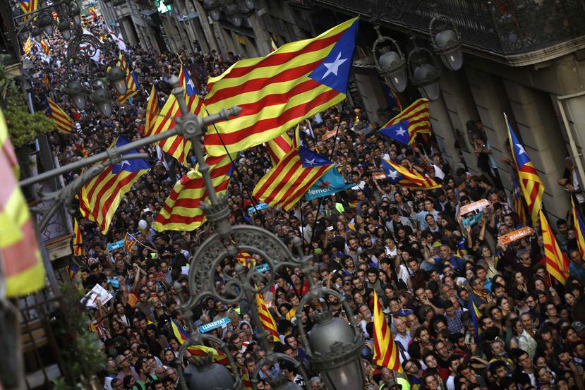 Manifestantes independentistas se reúnen cerca del Palau Generalitat en Barcelona, España, después de que legisladores regionales aprobaran declarar una república catalana independiente. (AP)