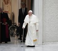 El papa Francisco arriba a una audiencia con peregrinos de la diócesis de Rho en el Aula Pablo VI, Vaticano, el sábado 25 de marzo de 2023. (AP Foto/Alessandra Tarantino)