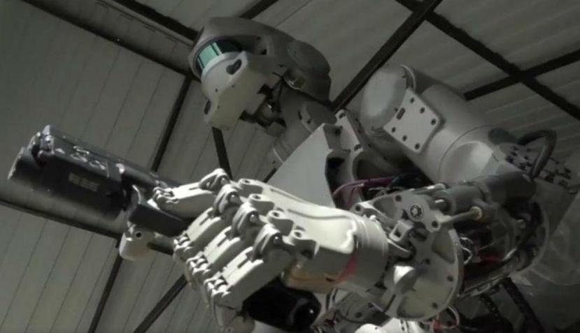 Pese a que las armas autónomas aún no existen, ya se han desplegado cerca de 381 sistemas de robótica militar. (YouTube / Chris Eger)
