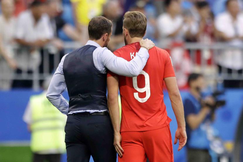 El entrenador de Inglaterra Gareth Southgate (izquierda) celebra la victoria de su equipo sobre Suecia con el inglés Harry Kane. (AP)