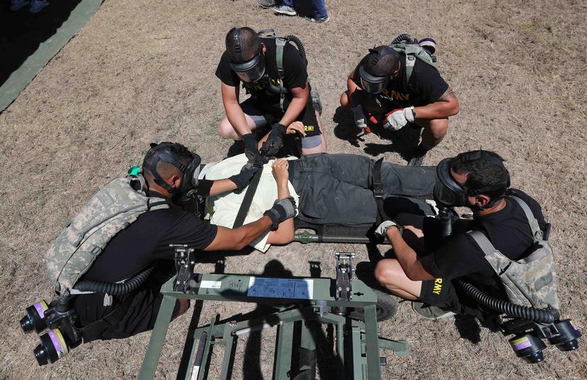 Militares realizan un ejercicio de rescate con una de las víctimas simuladas del huracán Lola.