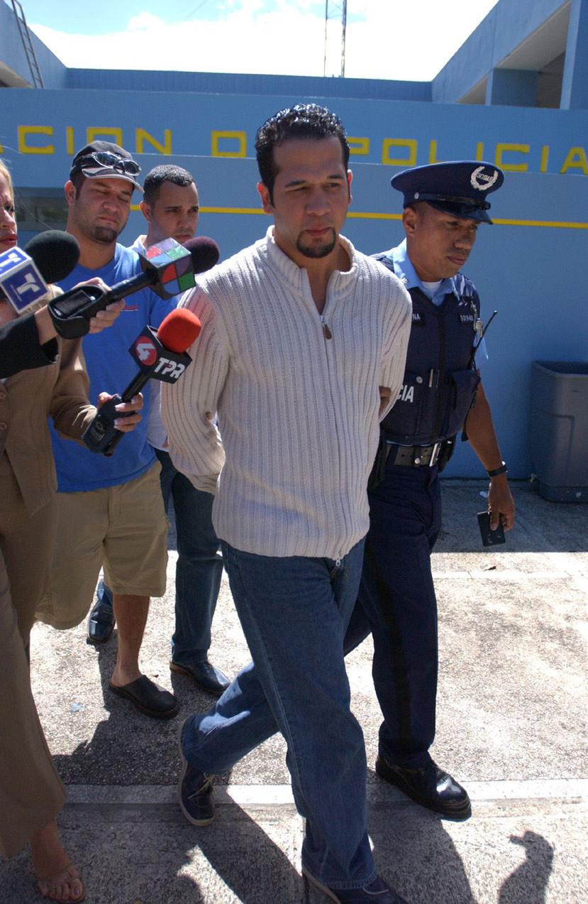 En esta foto de archivo se ve al exboxeador Daniel Santos salir del cuartel de Punta Las Marías en San Juan, tras una querella por Ley 54 en el 2003. (GFR Media)