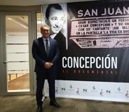 César Concepción De Peña junto al afiche del documental “César Concepción, el trompetista”.