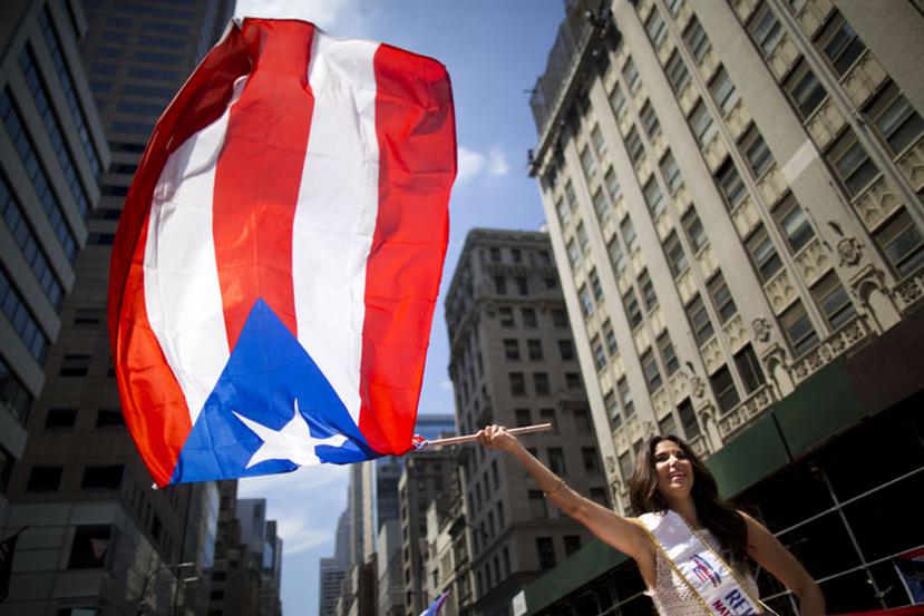 Las coloridas estampas en las que la bandera puertorriqueña es la estrella se vieron a lo largo y ancho de la Quinta Avenida. En la foto, Roselyn Sánchez, reina de la parada. (tonito.zayas@gfrmedia.com)