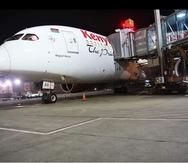 El Boeing 787 aterrizó el jueves por la tarde y se estacionó lejos de la terminal.