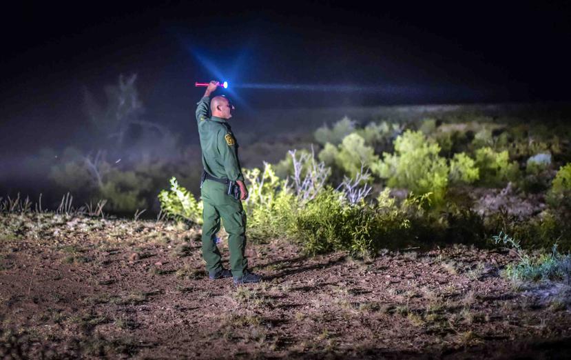 En esta fotografía de archivo del 24 de junio de 2015, un agente de la Patrulla Fronteriza busca a otros agentes cerca de las montañas Animas, en el extremo suroeste de Nuevo México. (AP)
