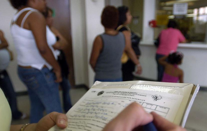 Imagen de la fila de desempleo en el Departamento del Trabajo, en Hato Rey. (Archivo / GFR Media)