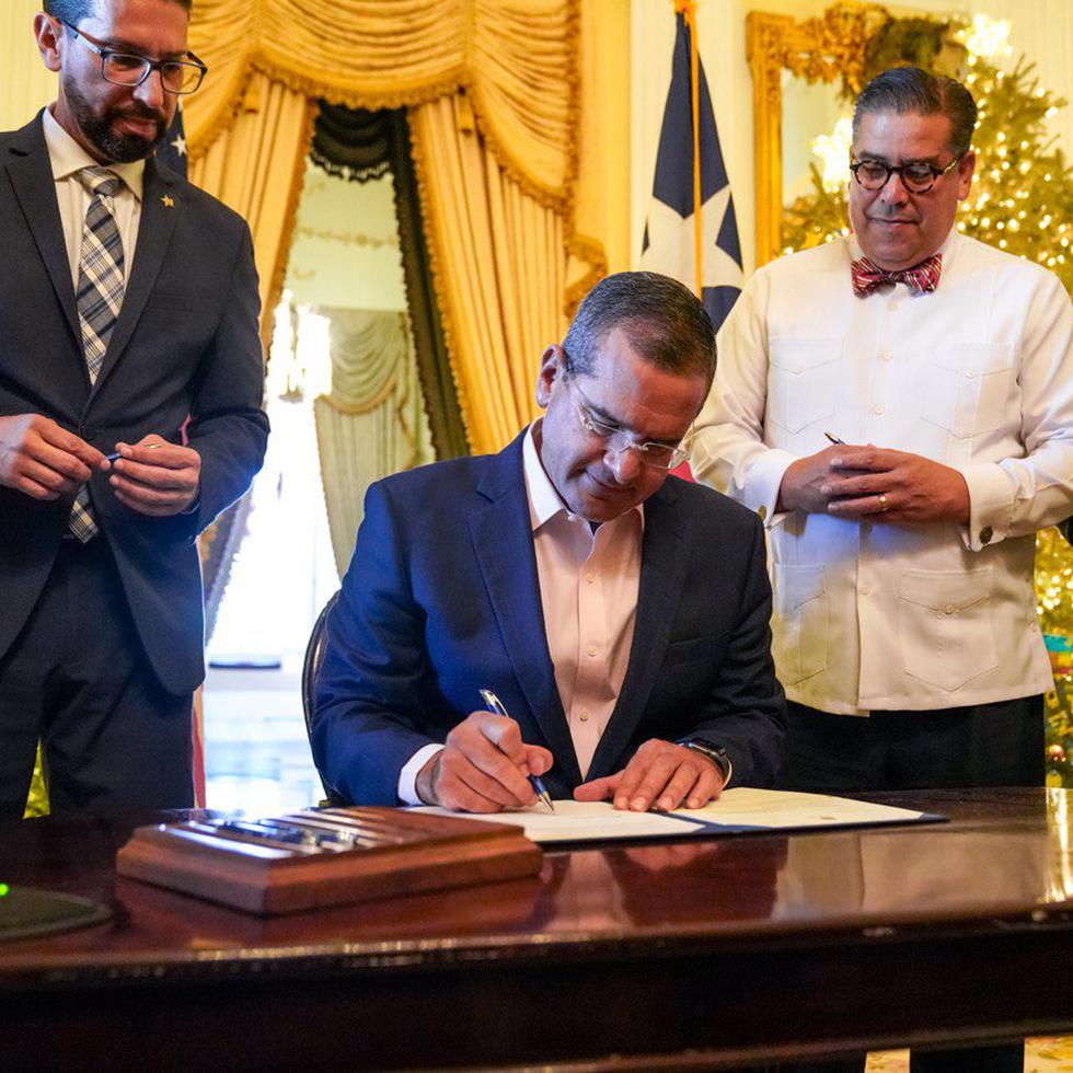 Con su firma, Pedro Pierluisi convirtió en ley el Proyecto de la Cámara 1745 que crea la Ley para Facilitar la Implementación del Trabajo a Distancia en la Empresa Privada y para Incentivar el Establecimiento de Bases de Operaciones Aéreas en Puerto Rico.