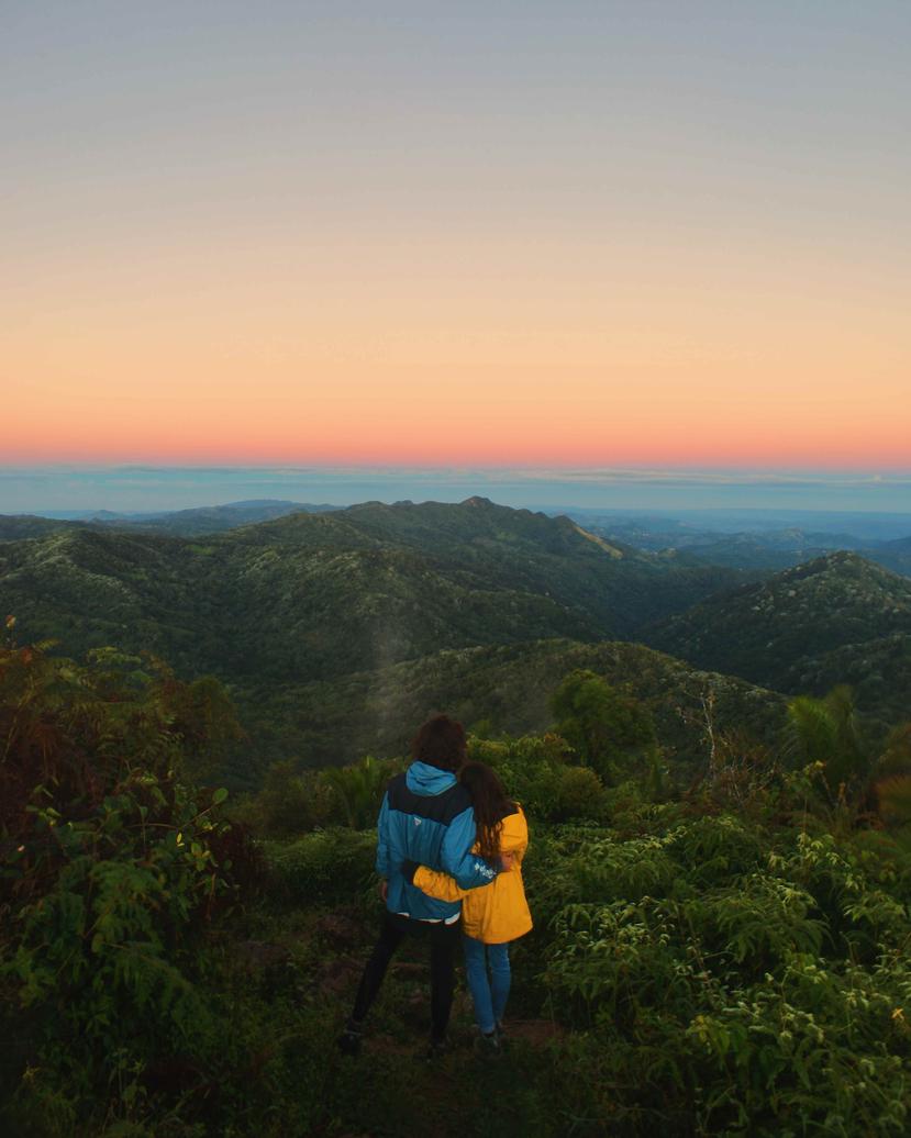 Una de las opciones es admirar el paisaje que se observa desde Pico Guilarte, en Adjuntas. (Foto por Fernando Samalot)