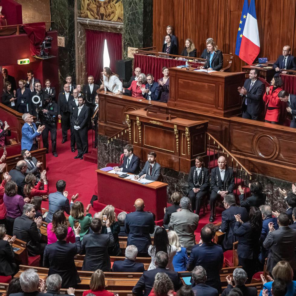 Miembros del Parlamento frances aplauden luego de aprobada la medida que garantiza el aborto como un derecho para las mujeres en la Constitución de ese país.
