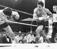 “Chapo” (dcha) se lanza a la ofensiva contra Roberto Elizondo en la pelea que defendió su cetro ligero del Consejo Mundial de Boxeo.