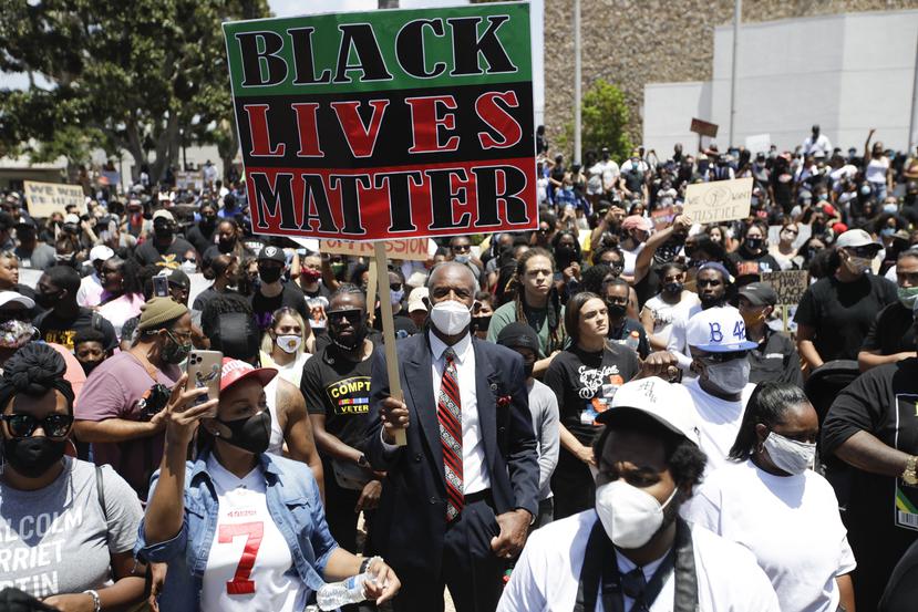 Manifestantes en Compton, Los Ángeles, realizan una marcha en protesta por la muerte de George Floyd. (AP / Marcio José Sánchez)
