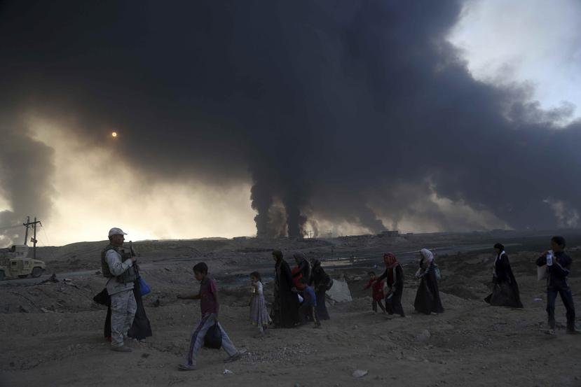 Unas dos millones de personas que viven en Mosul y los alrededores están peligro de muerte por los combates entre el ejército de Irak y sus aliados en contra de ISIS.  (The Associated Press)