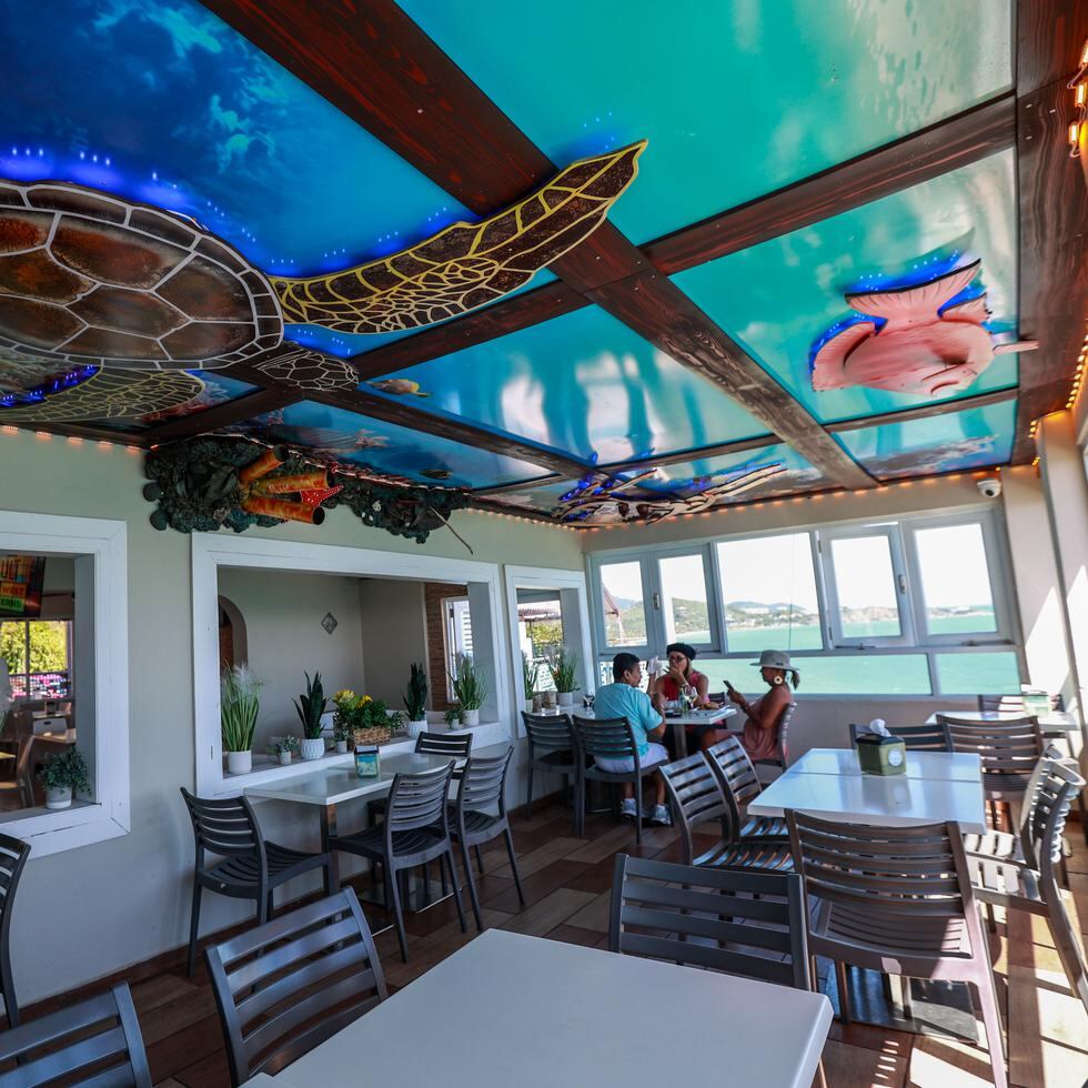 One of the restaurant's rooms, in which visitors seem to be inside a fish tank.