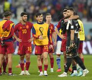 Los jugadores de la selección española abandonan el terreno de juego al final del partido del Grupo E del Mundial contra Japón, en el estadio Jalifa Internacional, en Doha, el 1 de diciembre.