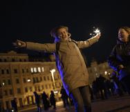 Dos ciudadanas celebran la llegada del año nuevo en Kiev, Ucrania, poco antes del toque de queda.