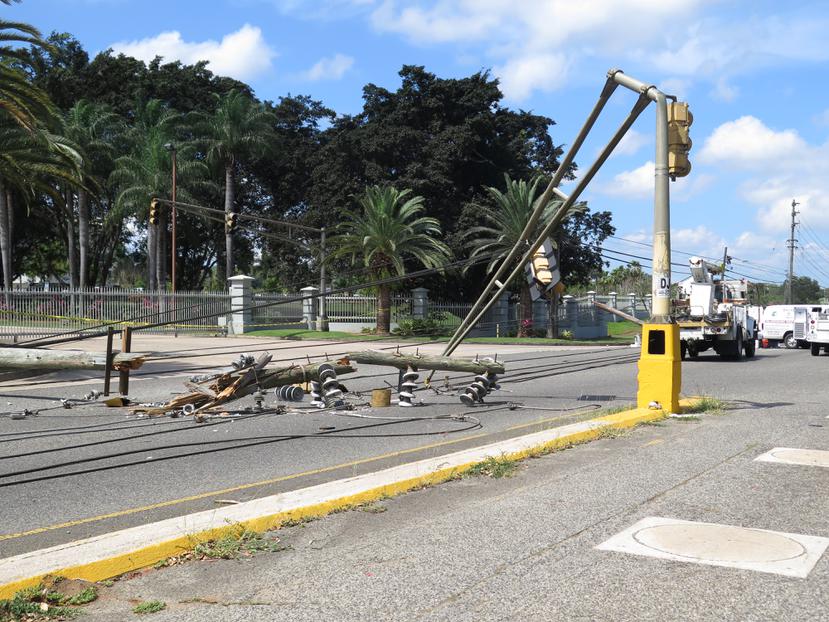 El huracán María, en 2017, destrozó postes del tendido eléctrico y semáforos. La sustitución o reparación de estos últimos no ha concluido y otros no están sincronizados, advirtió el Colegio de Ingenieros y Agrimensores.