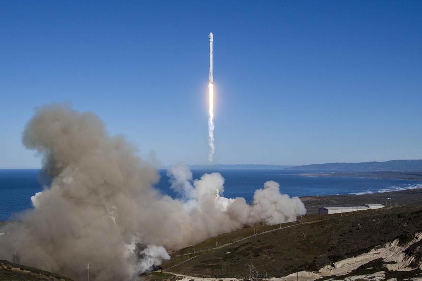 El lanzamiento del primer cohete Falcon 9 (arriba) con turistas será a finales de 2021 como tarde. (SpaceX vía AP)